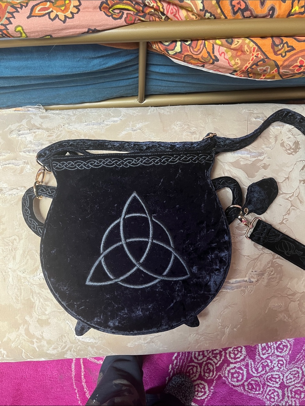 Witchy Goth black crushed velvet cauldron purse bag - Picture 5 of 7